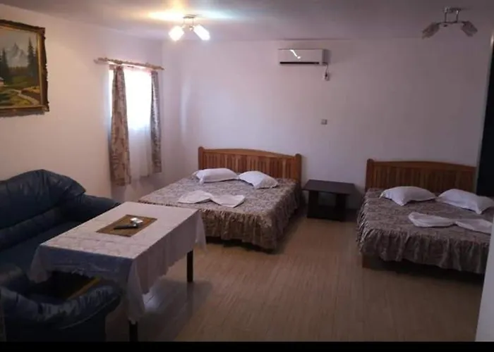 Casa Inflorita Garsoniere Etaj